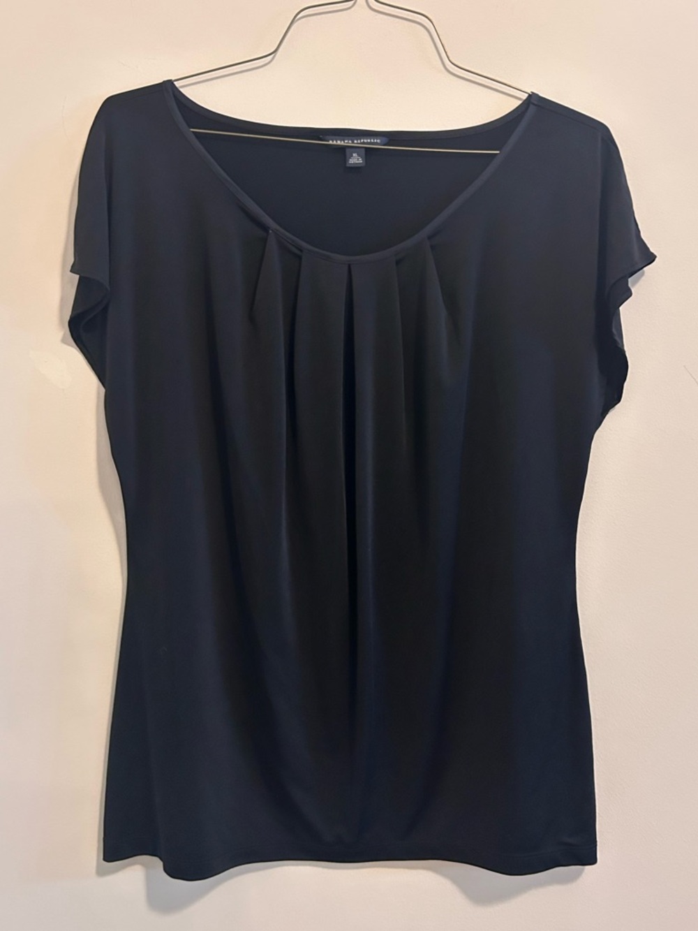 Banana Republic Black Pleated Scoop-Neck‎ Short-Sleeve Blouse
